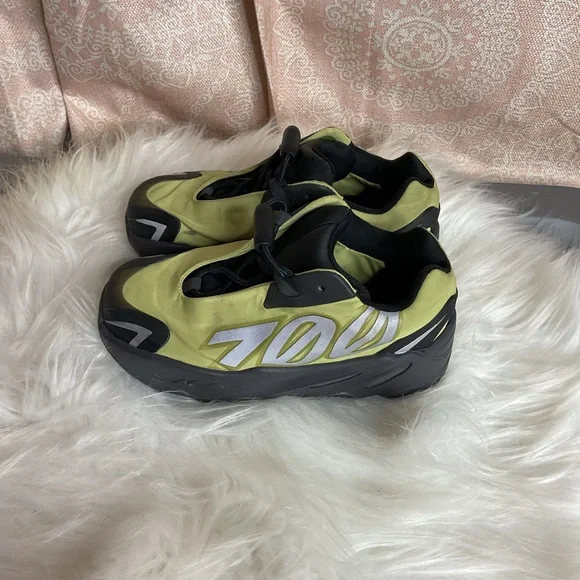 Yeezy Boost 700 MNVN ‘resin’ - Picture 4 of 6